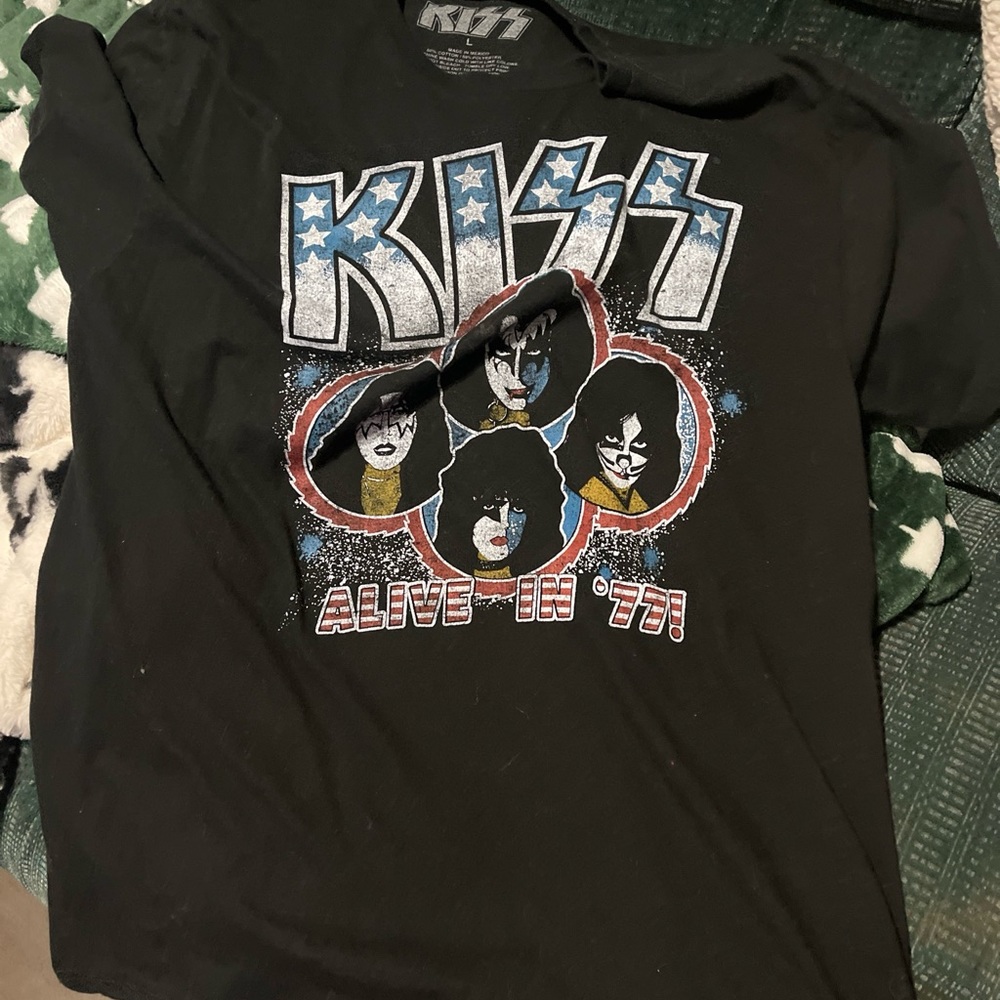 2019 Kiss t shirt.   Size large men or women’s. Short sleeves.
